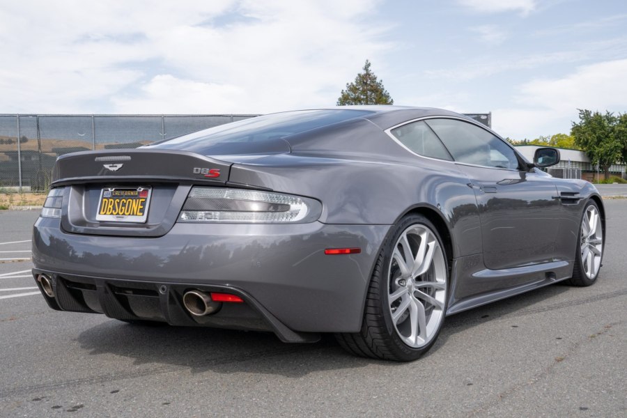 Aston Martin DBS надпись