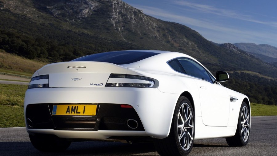 Aston Martin v8 Vantage белый