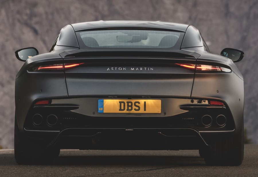 Aston Martin DBS Superleggera 2021