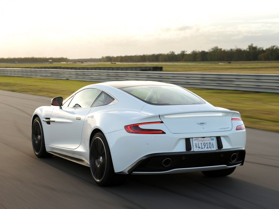 Aston Martin Vanquish белая