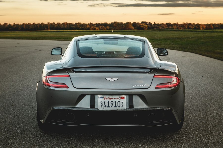 Aston Martin DBS зад