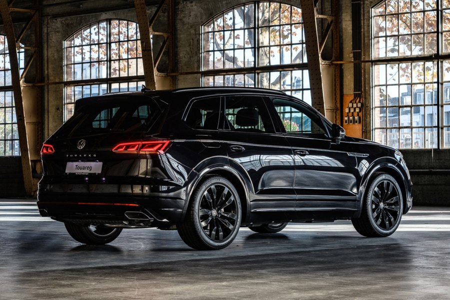 Черный Volkswagen Touareg 2013