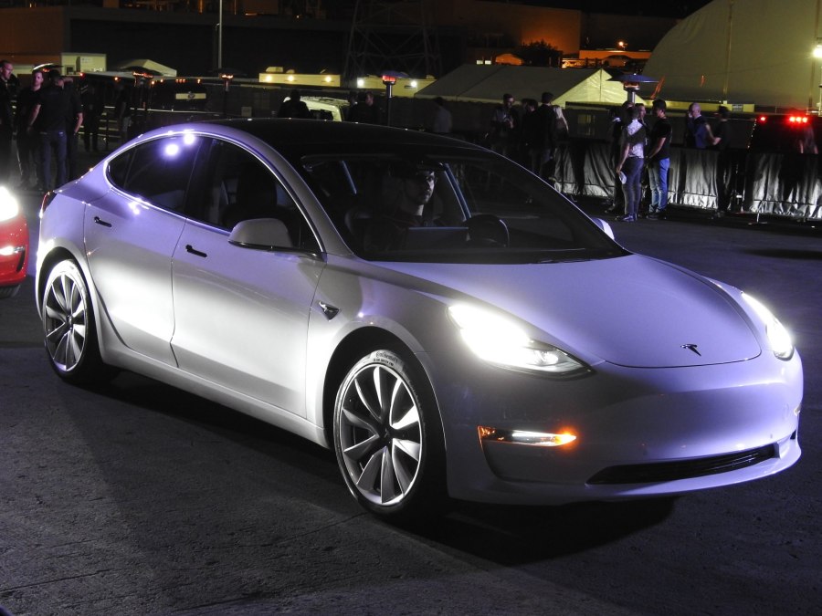 Tesla model 3 хэтчбек
