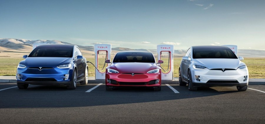 Tesla model s на зарядке