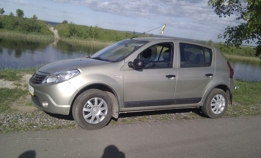 Зеленый Renault Sandero Stepway