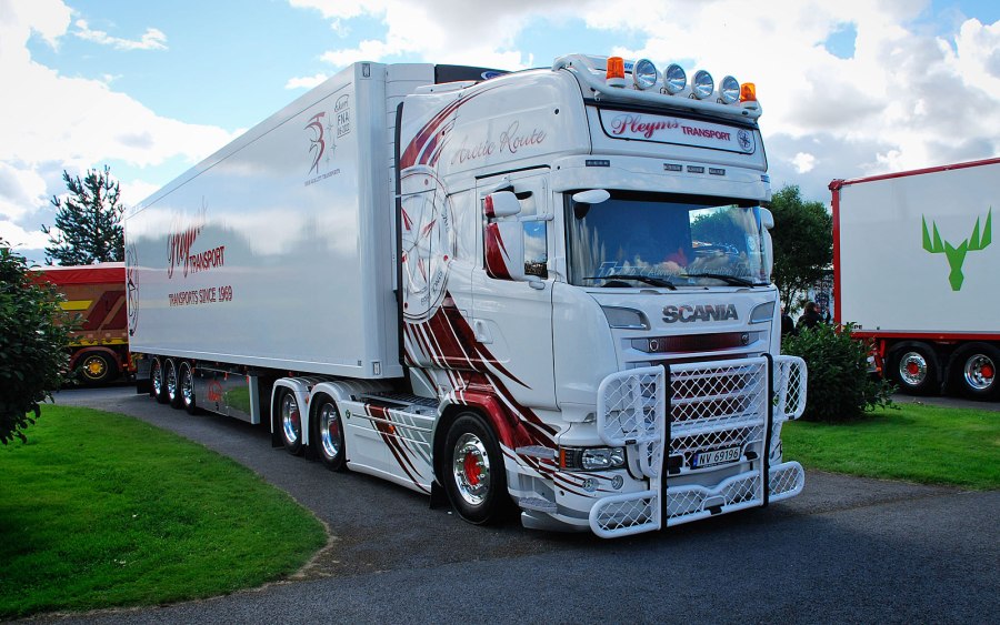Volvo Trucks с прицепом