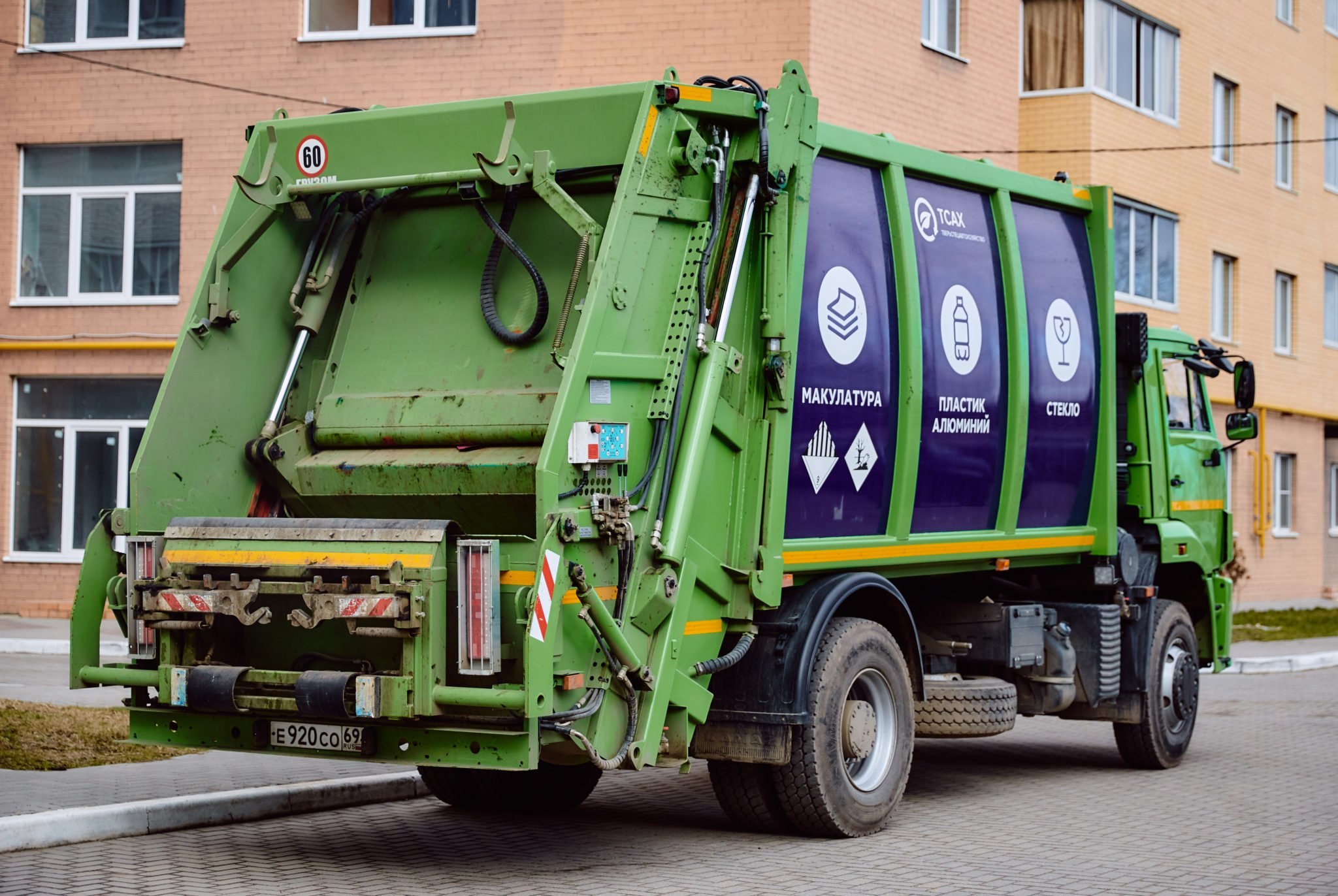 Мусоровоз зеленый. КАМАЗ 6520 мусоровоз Меркатор. КАМАЗ к5 мусоровоз. МВ-10 мусоровоз. Мусоровоз КАМАЗ зеленый.