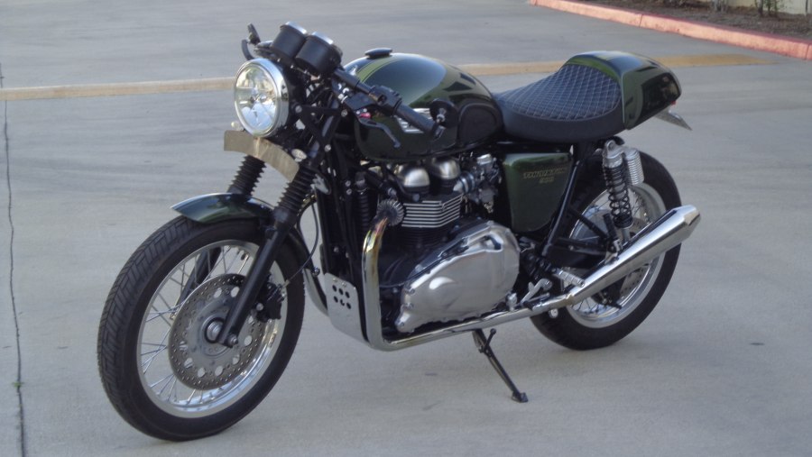 Triumph Thruxton 900 три метра над уровнем неба