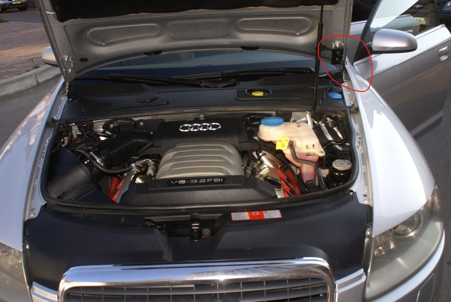 Открытый капот Ауди а6 с4