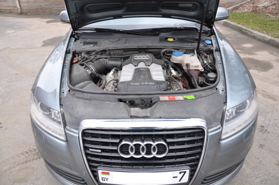 Открытый капот Ауди а6 с4