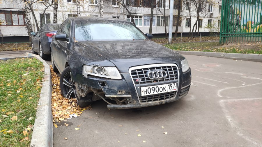Ауди а6 во дворе 163