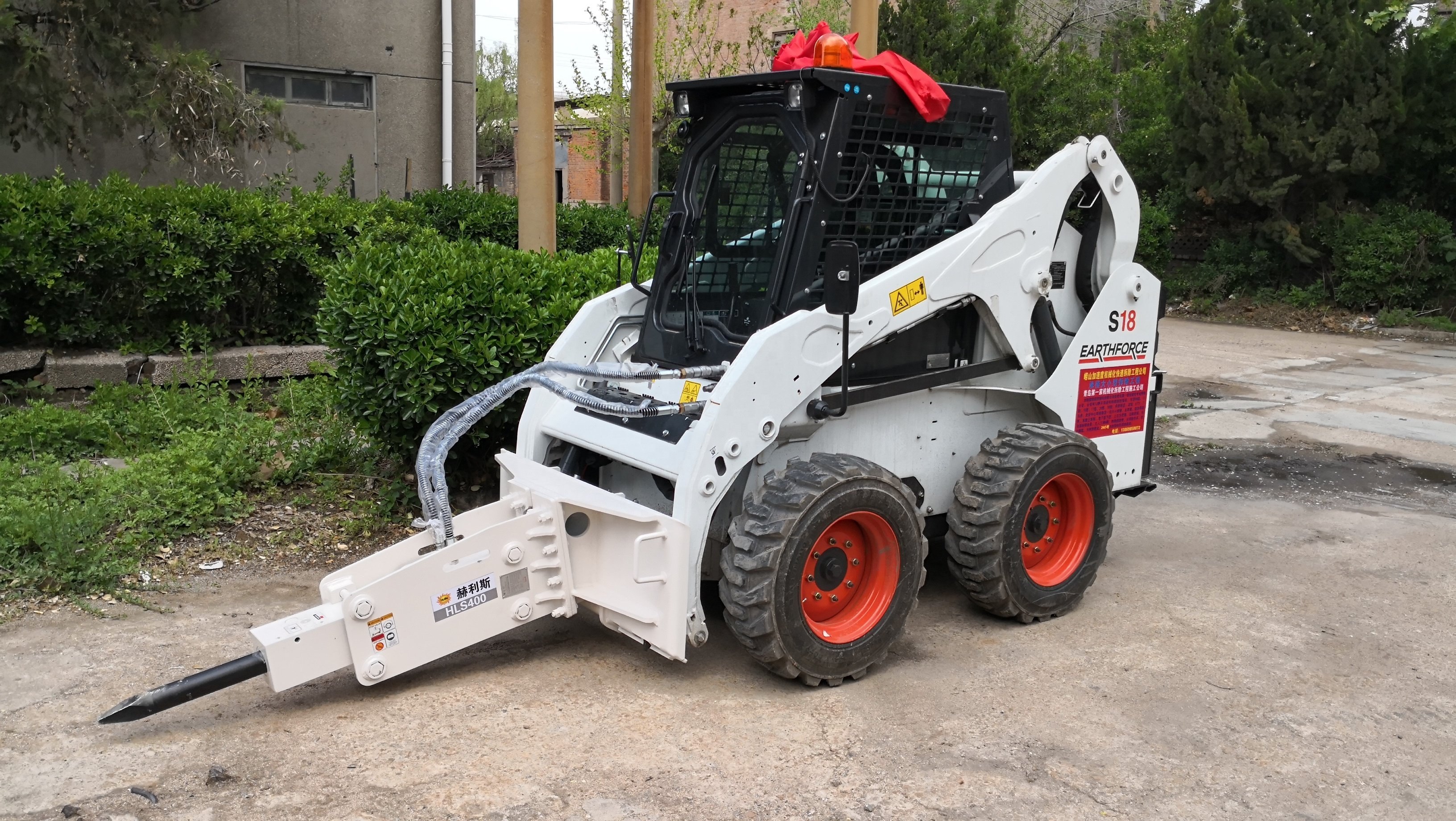 Бобкэт с ковшом. Мини-погрузчик Bobcat s150. Bobcat s175. Bobcat s530. Навесное оборудование для Bobcat 175.