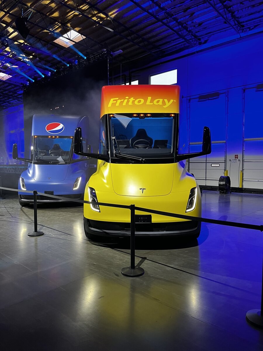 Машина Tesla Semi