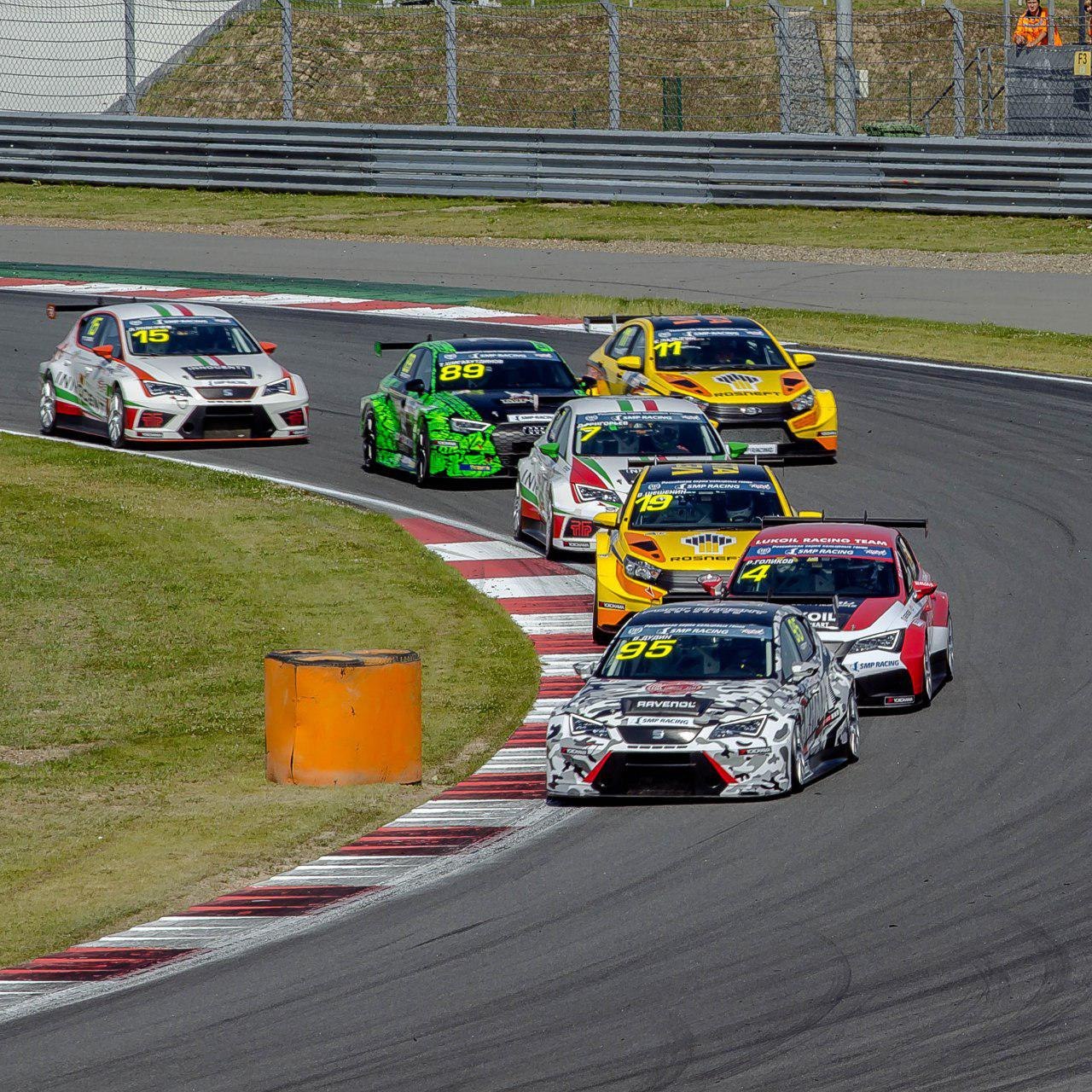 Школа гонок москва. Moscow Raceway гонки. РСКГ 2008. Кольцевые гонки в Москве. РСКГ машины.