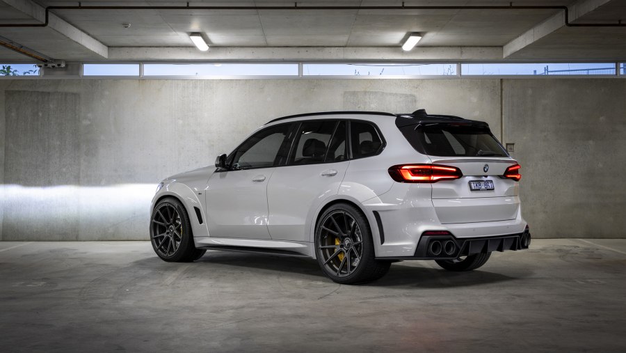 BMW x5m 2021 белый