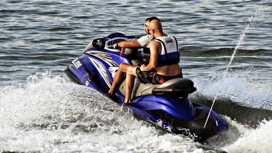 Водный мотоцикл на воде