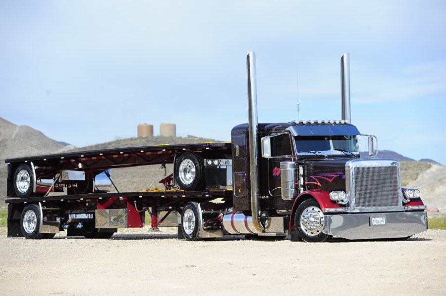 Peterbilt 362 с прицепом