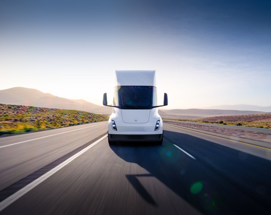 Машина Tesla Semi