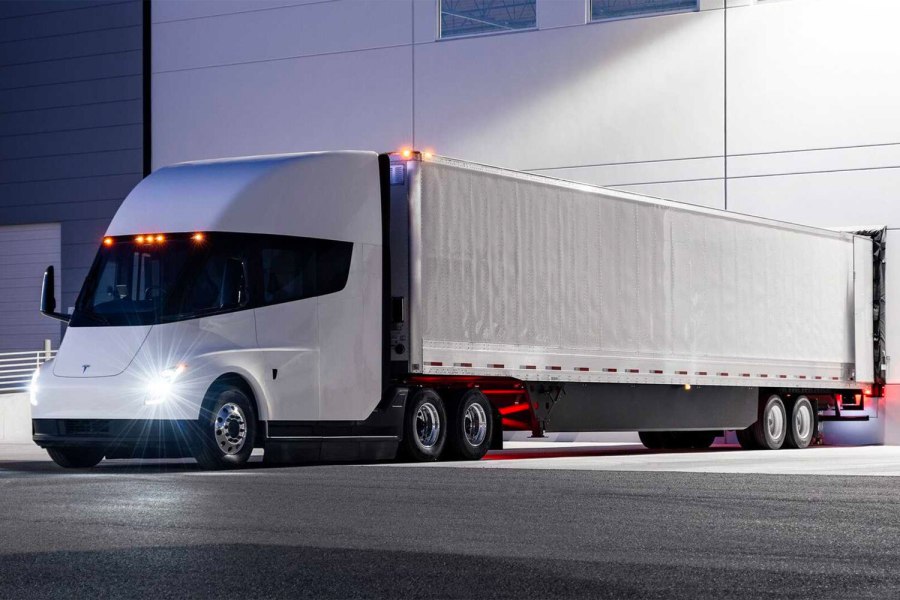 Автоматический грузовик Tesla Semi