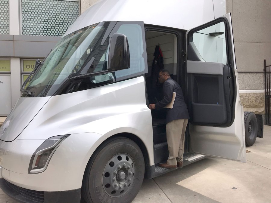 Tesla Semi кабина