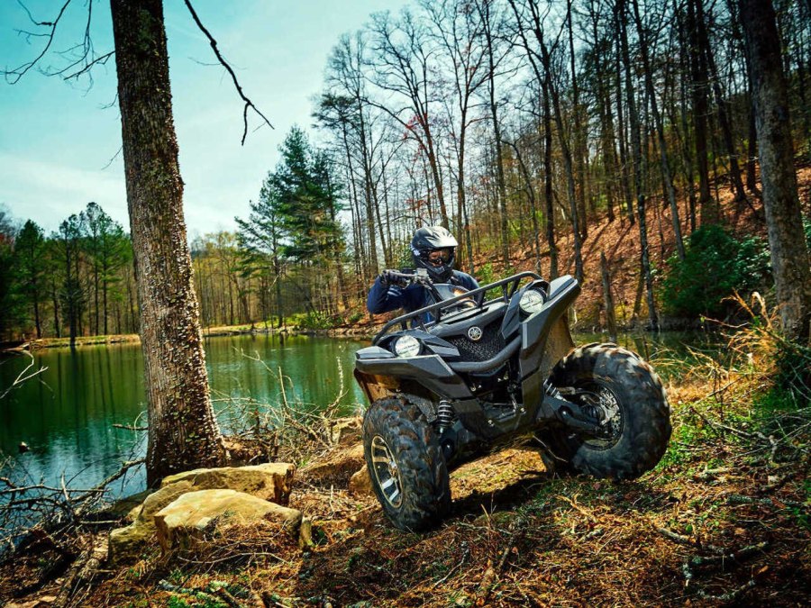 Квадроцикл Ямаха Grizzly 700 в лесу