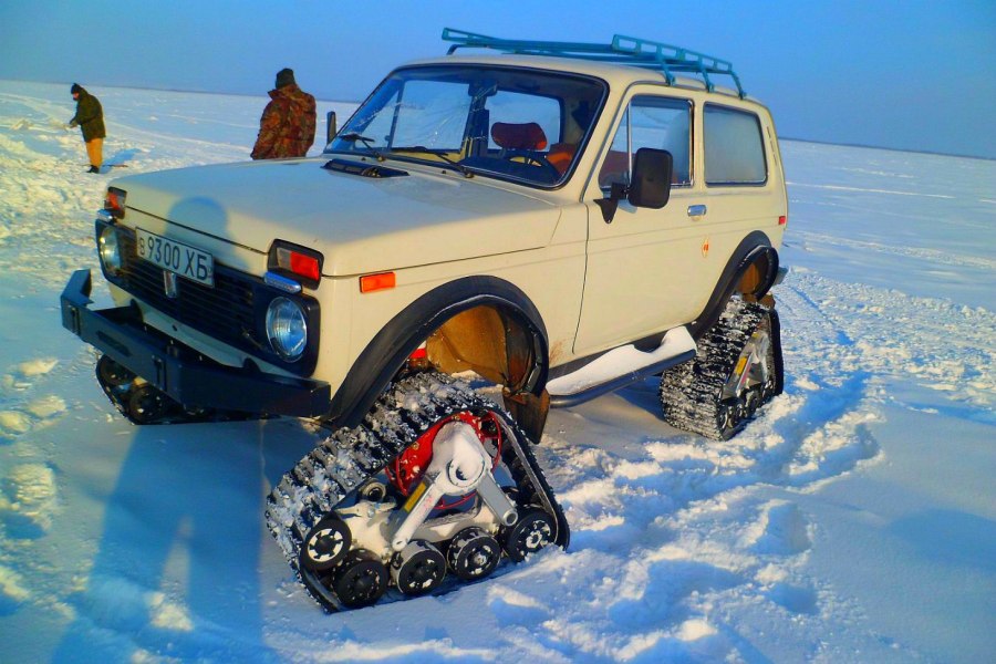 ВАЗ 2131 на гусеницах
