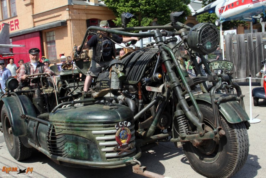 Огромный мотоцикл