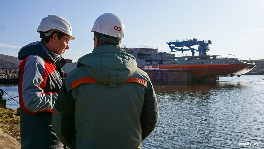Традиция спуска на воду судна в Амурском судостроительном заводе