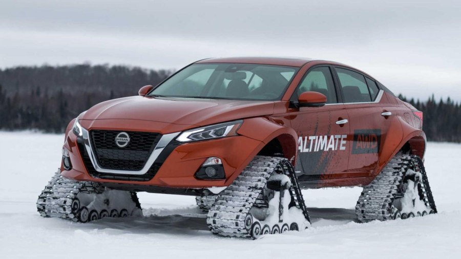 Nissan на гусеницах