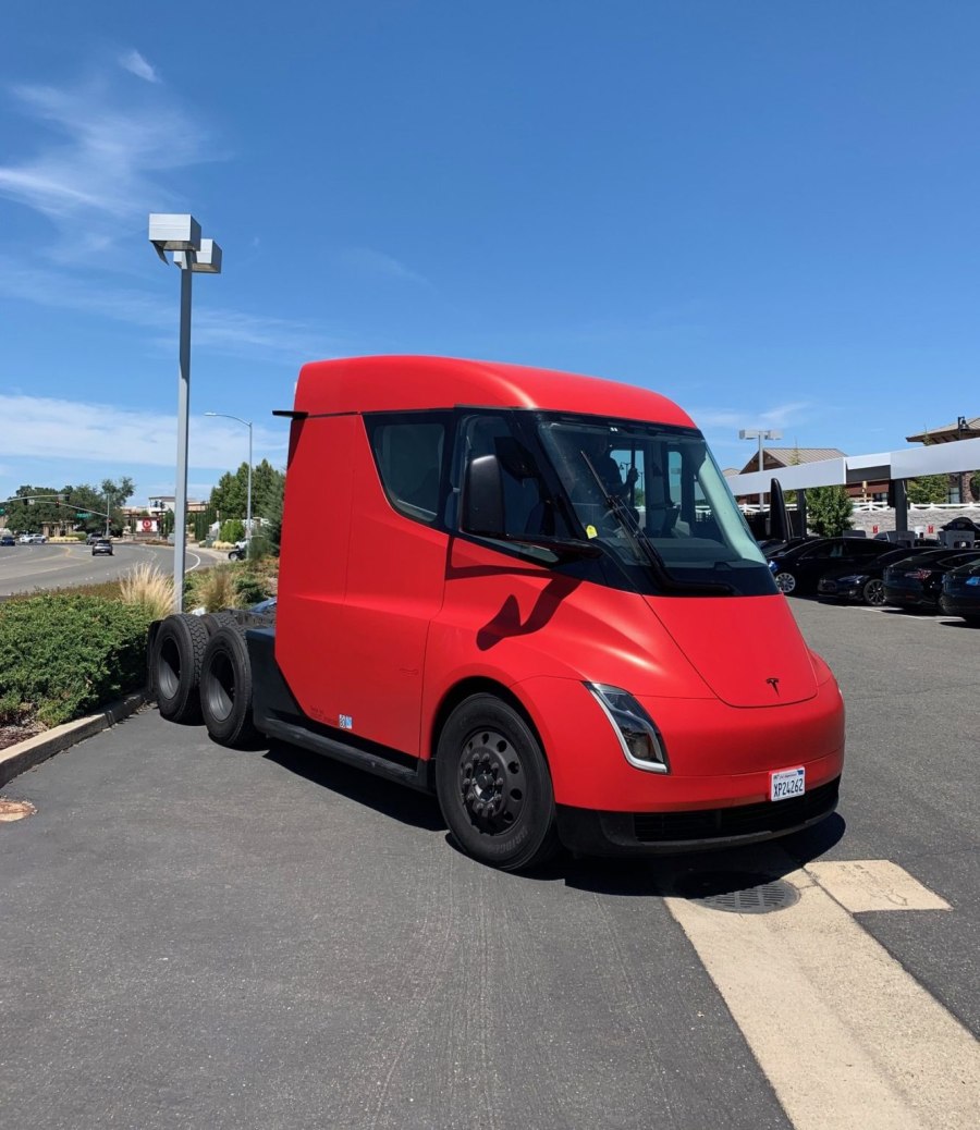 Тягач Tesla Semi