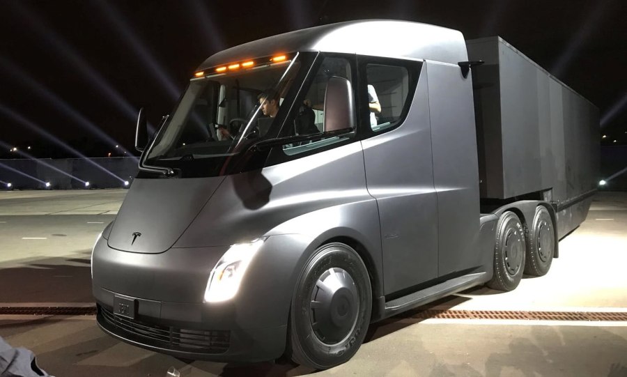Тягач Tesla Semi