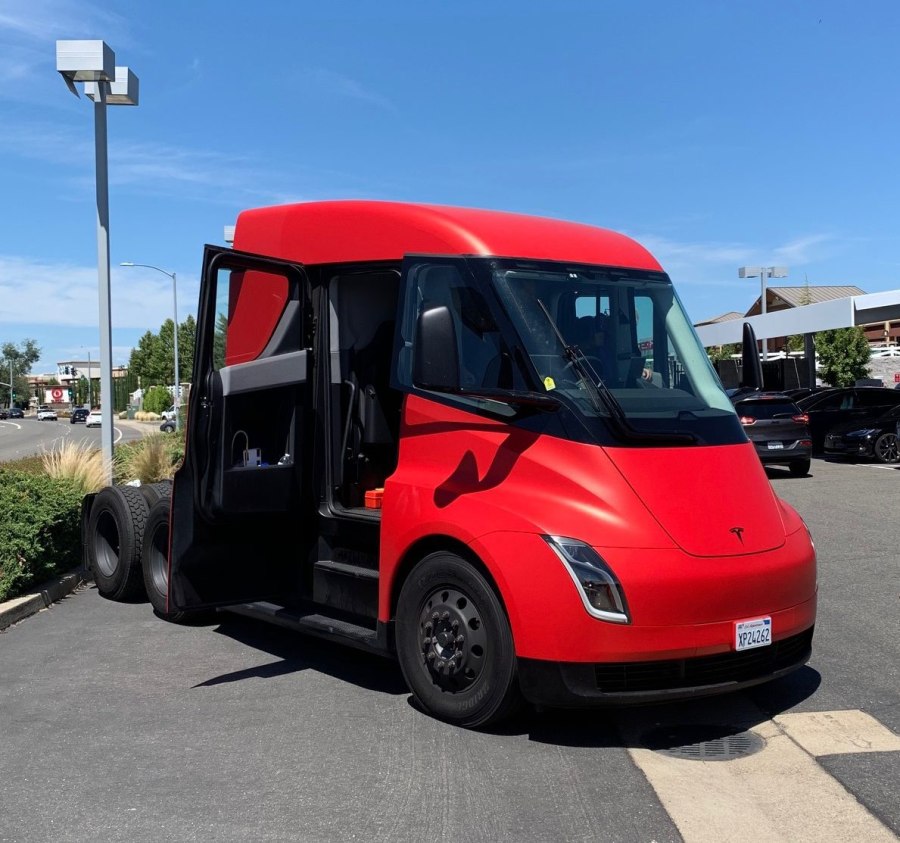 Тягач Tesla Semi Truck