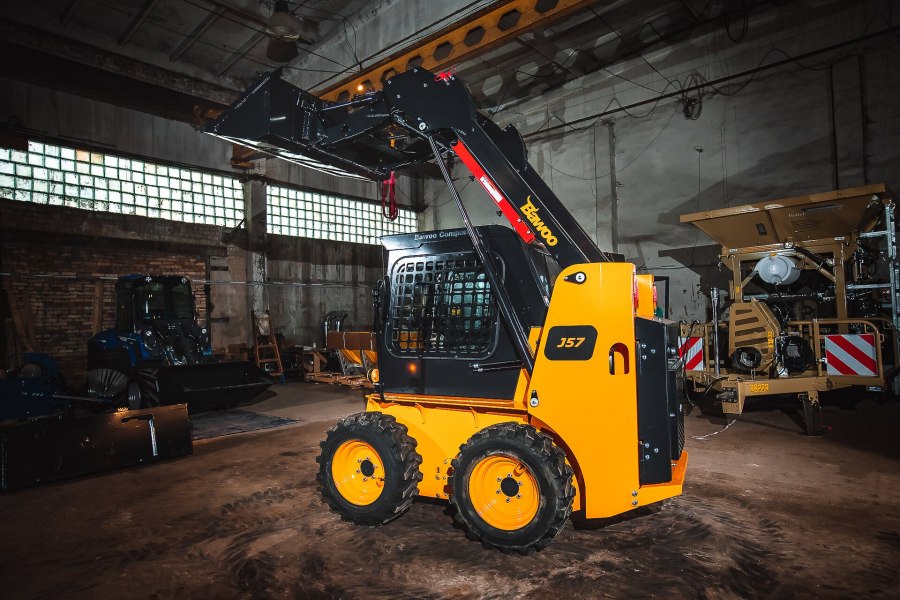 Погрузчик с бортовым поворотом Bawoo j57 (Hyundai) с цветами