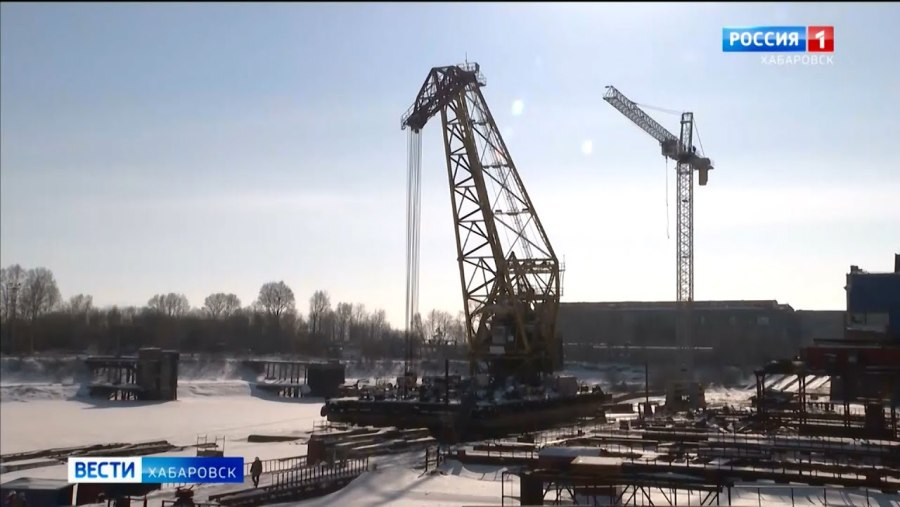 Плавучий кран закат