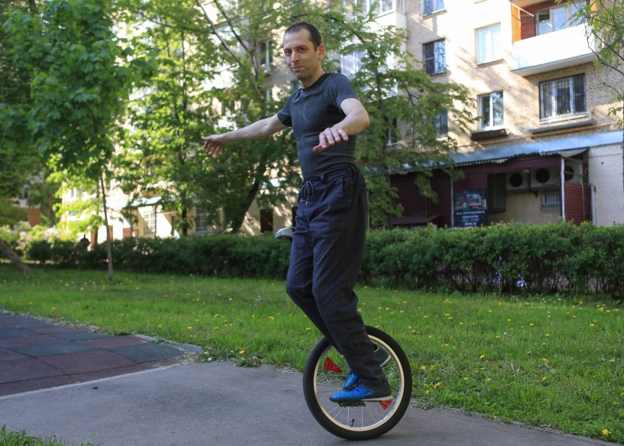Велосипедисты на шоссе в Москве
