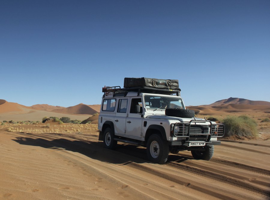 Land Rover Defender 1972 пустыня