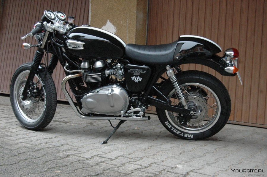 Triumph Thruxton 900