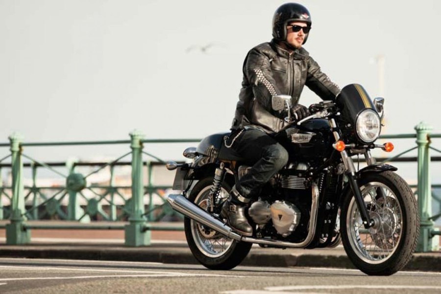 Брэд Питт на Triumph Bonneville