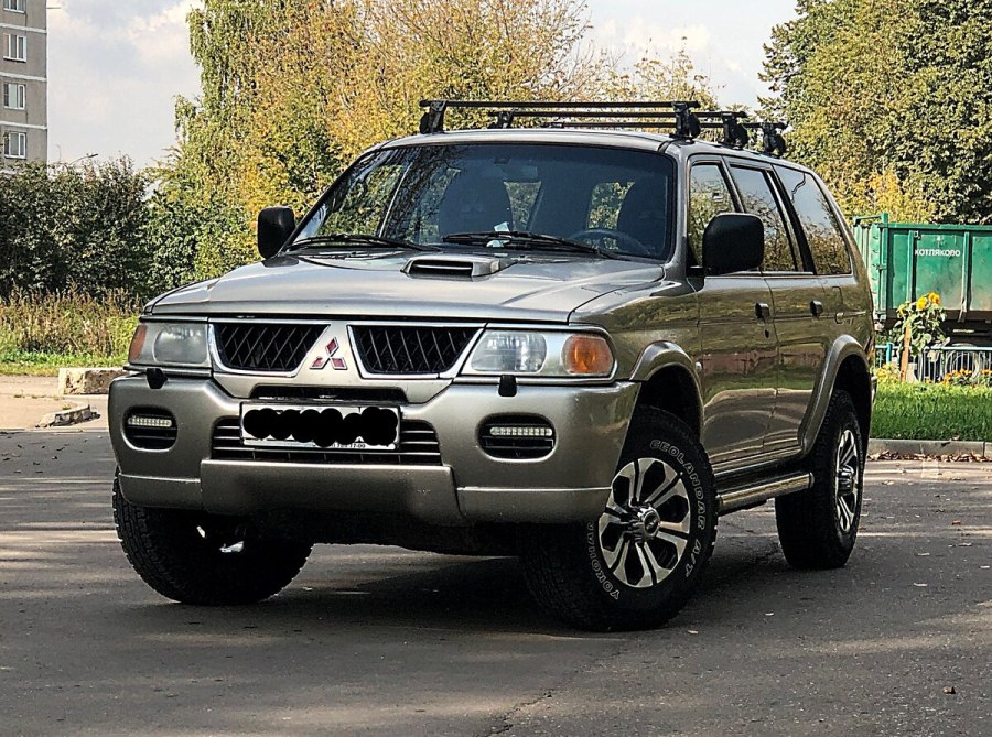 Mitsubishi Montero Sport 1