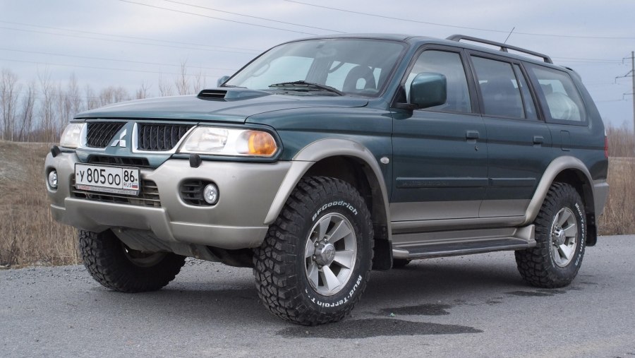 Mitsubishi Pajero Sport зеленый