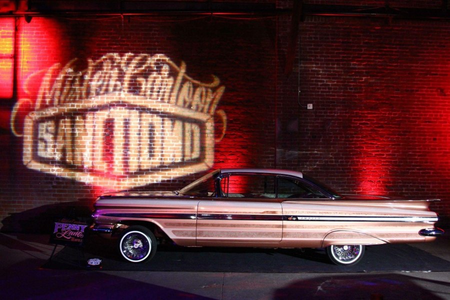 Chevrolet Impala лоурайдер в гетто