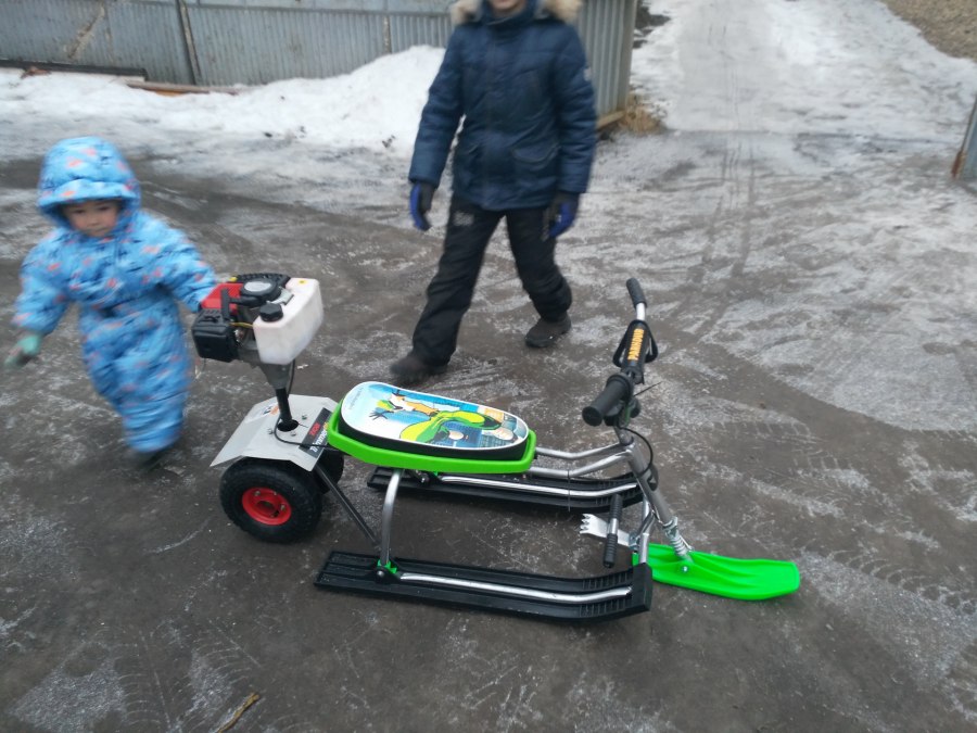 Детский снегокат с электромотором