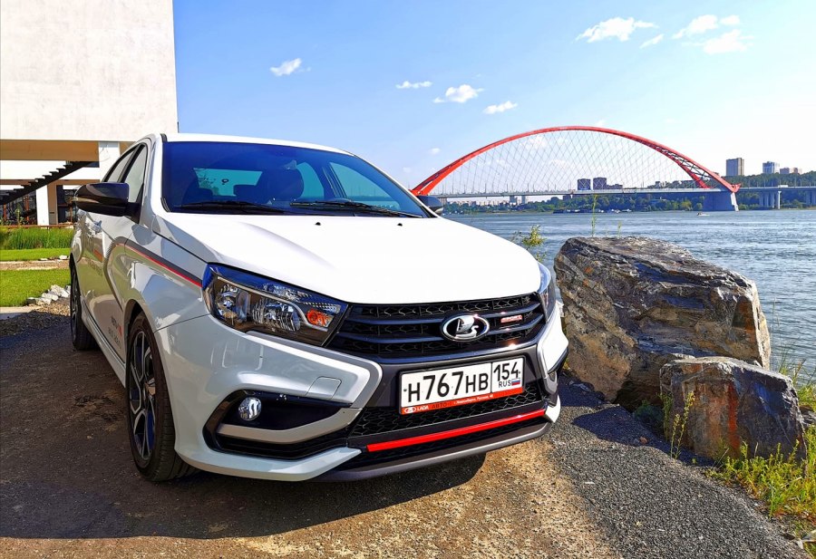 Lada Vesta Sport белая
