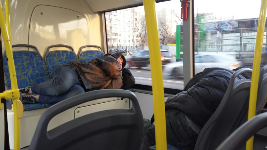 Спящий человек в автобусе