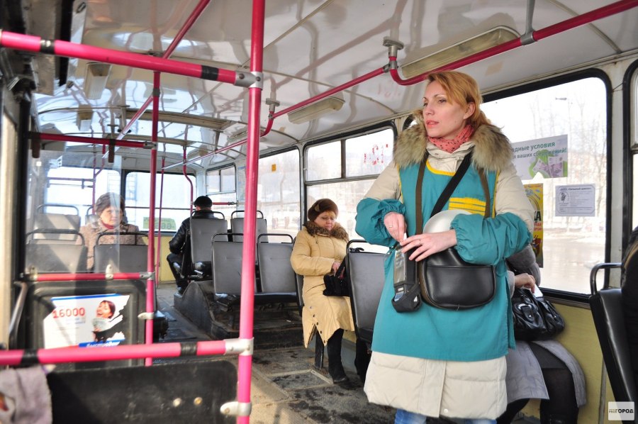 Кондуктор в общественном транспорте