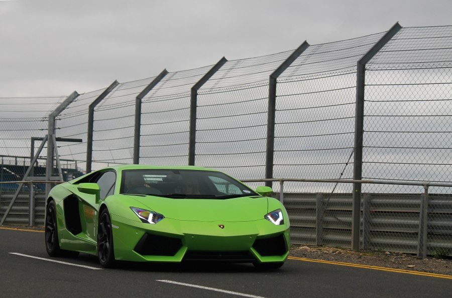 Lamborghini Aventador lp700-4 спереди