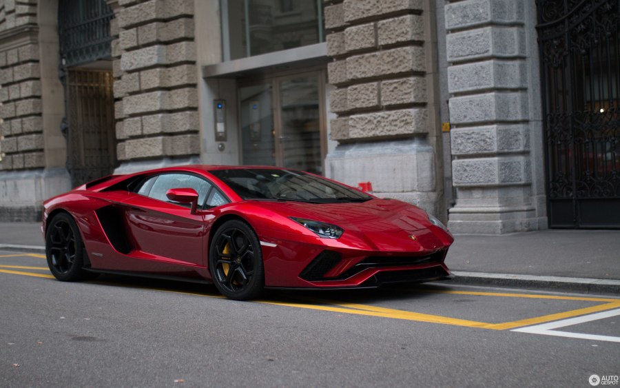 Lamborghini Aventador красная