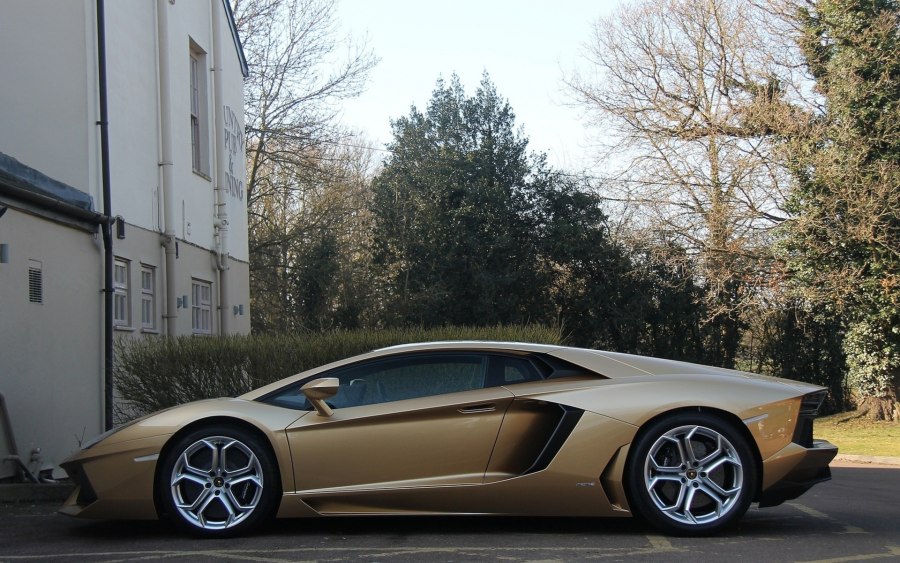 Золотая Lamborghini Aventador
