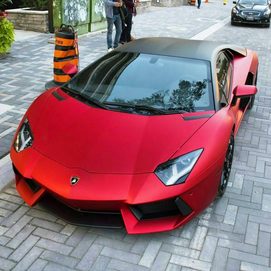 Авентадор Ламборджини красный
