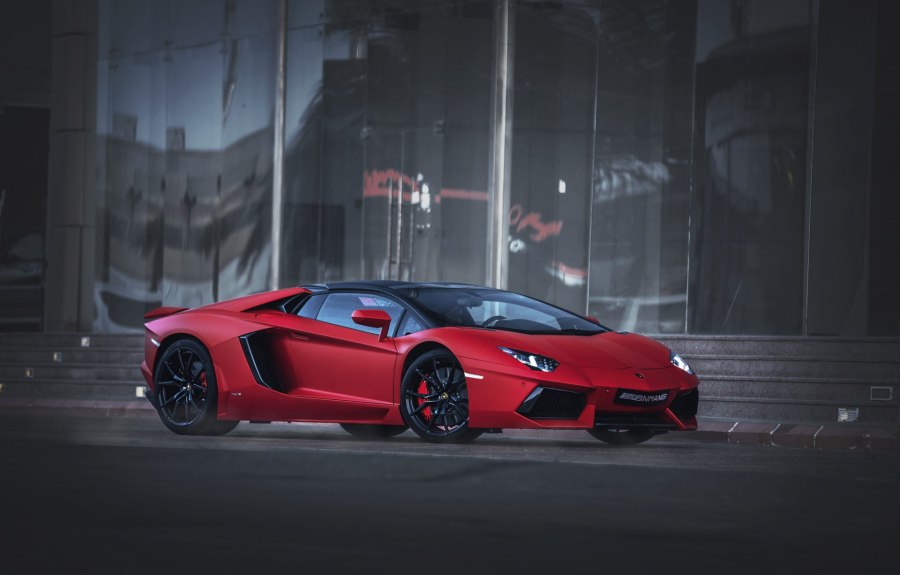 Lamborghini Aventador Roadster красная